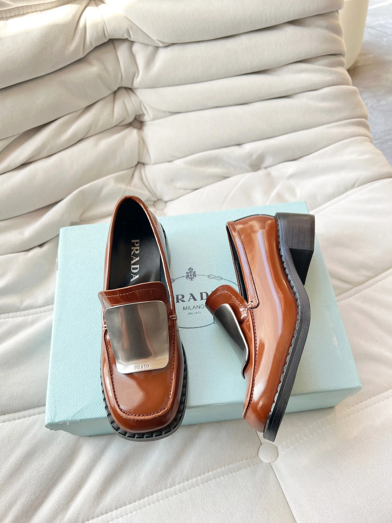 👟👟Ex-factory price 560👟👟 Prada’s new spring and summer women’s clothing｜Absolutely beautiful🥰Exception! Extra number! Anita will continue to update the latest SS25 catwalk pre-sale models, with novel logos as soul mates. Full of fun ~ Adhering to the trend-setting vane, you must believe in Prada's ability to capture fashion. 35-42 yards